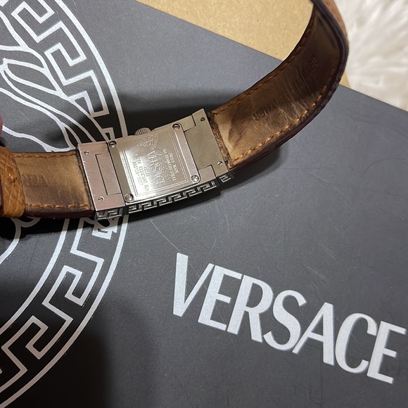 Versace women’s water resistant watch 17mm - Picture 6 of 16